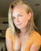 Jennifer is single in Holtsville, NY USA